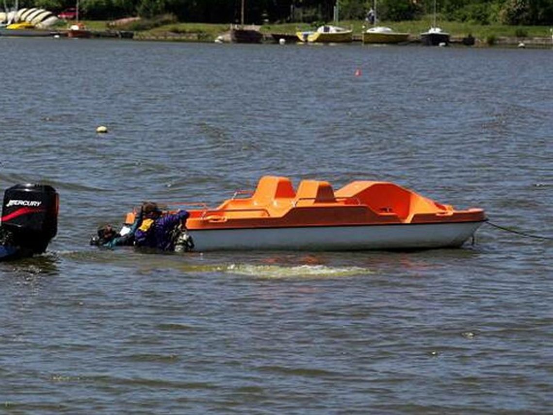 Okuninka: Wypożyczył im zepsuty rower wodny, omal nie utonęli