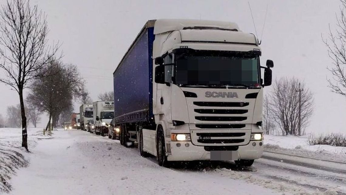 Olbięcin: Ciężarówka utknęła na drodze. Policja kieruje ruchem