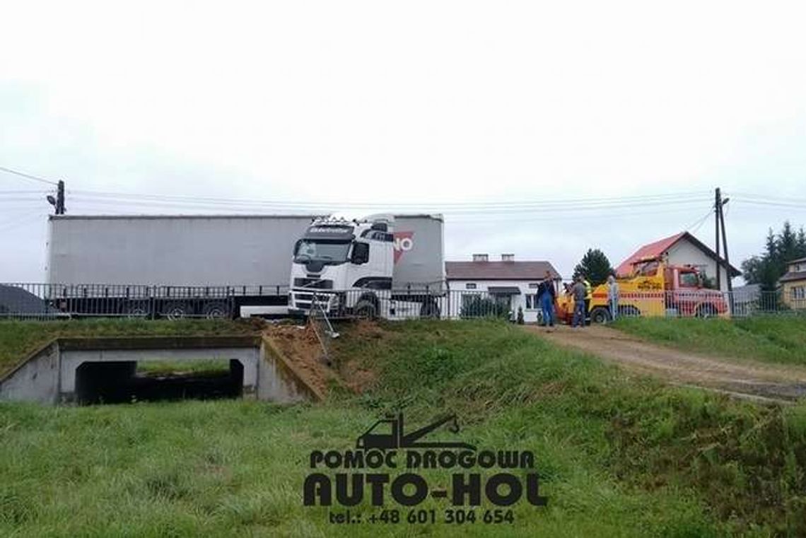 Olbięcin: Ciężarówka wypadła z drogi