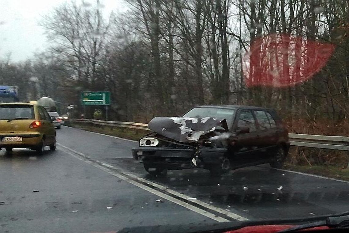 Olbięcin: Samochód ciężarowy zderzył się z golfem