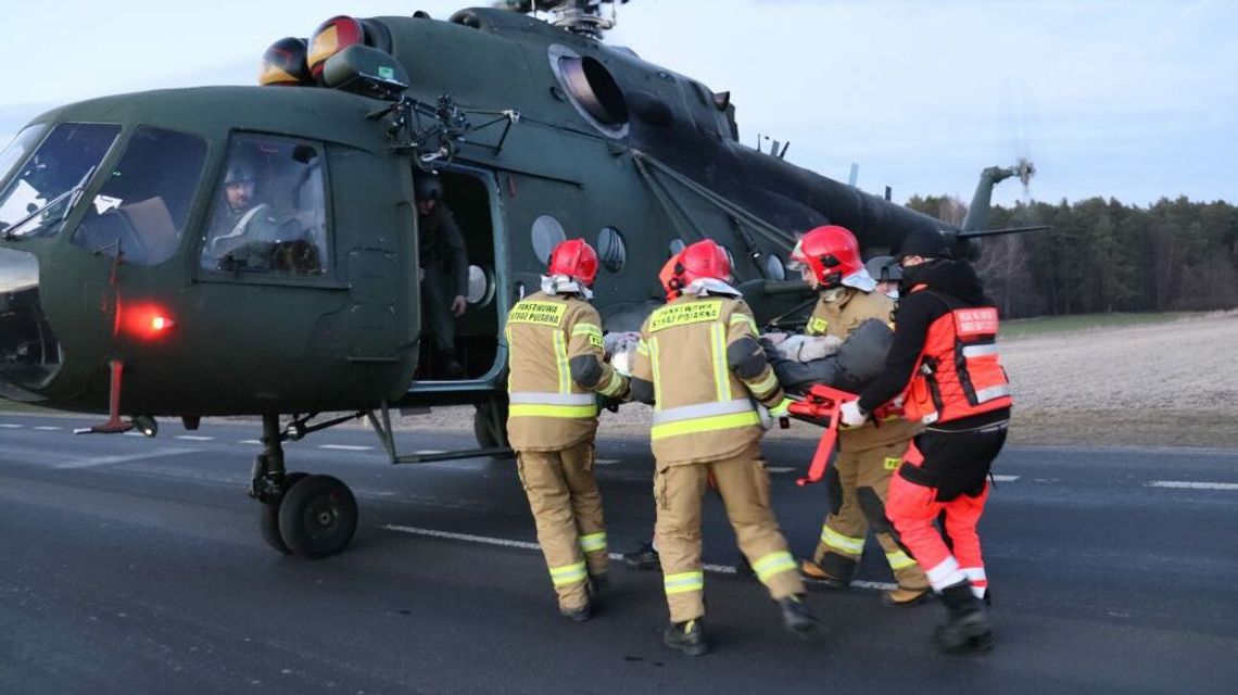 Olbrzymi helikopter lądował na drodze. Strażacy pomogli przetransportować chore dzieci z Ukrainy