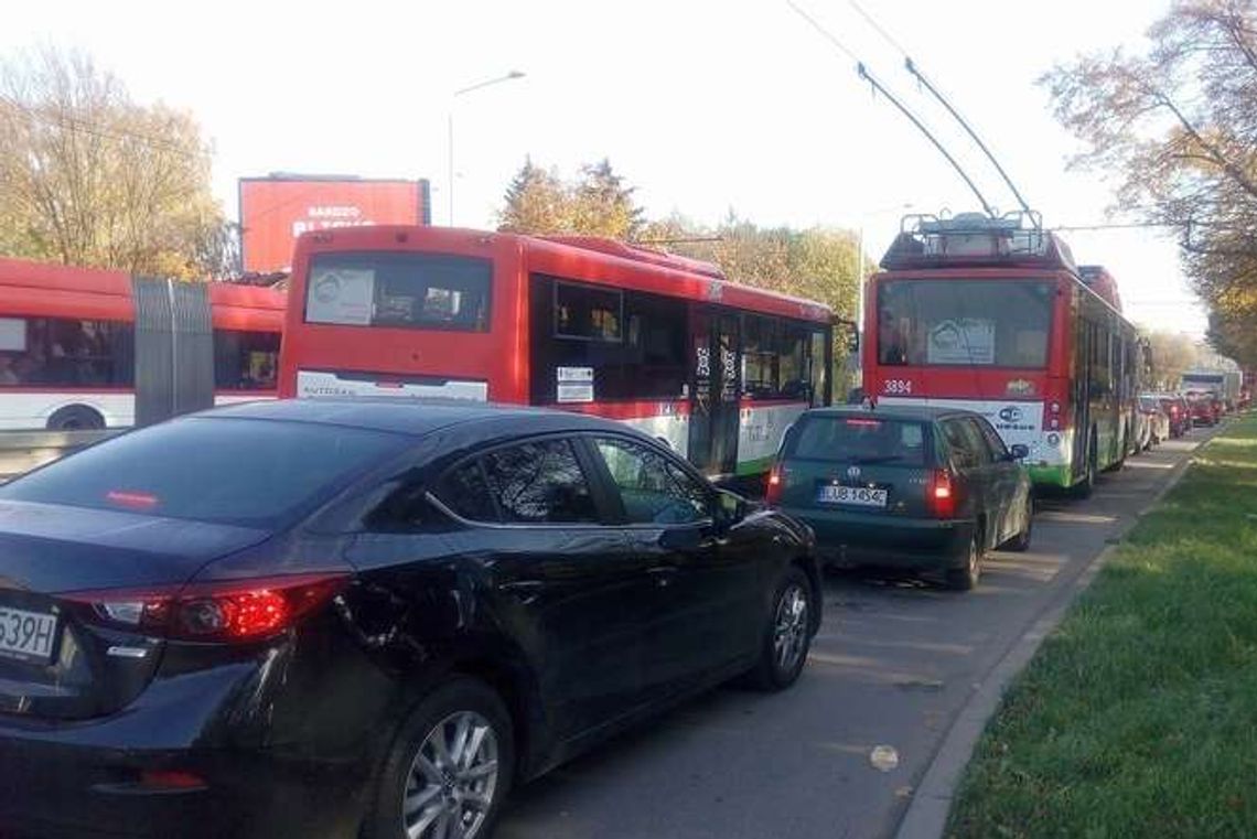 Olbrzymi korek tworzy się na al. Kraśnickiej w Lublinie [zdjęcia, wideo]
