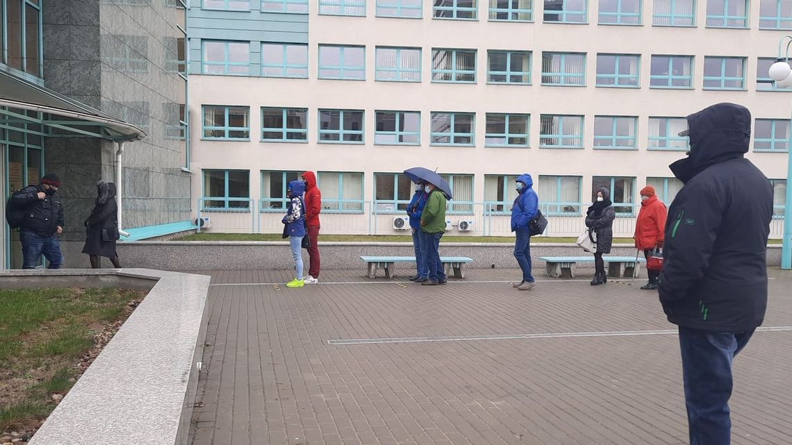 Olbrzymia kolejka pod ZUS w Lublinie. „Ojciec choruje na nogi, musieliśmy stać w deszczu”