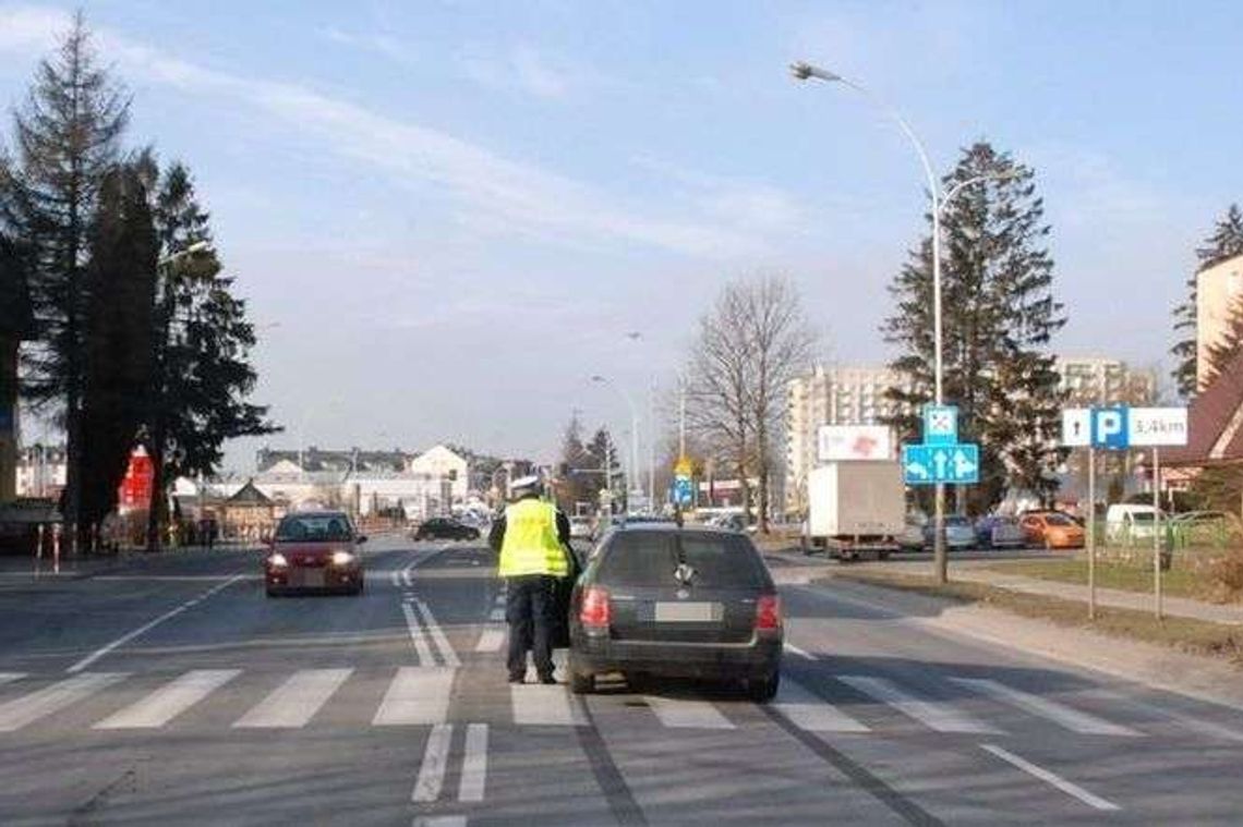 Omijał ciężarówkę przed przejściem dla pieszych. Potrącił 63-latka 