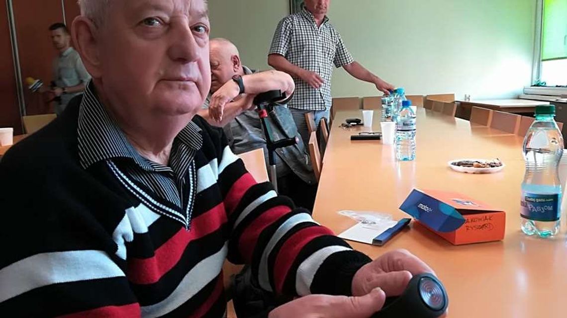 Opaska, która ratuje życie. Czerwony Guzik będzie dostępny dla seniorów z całego regionu