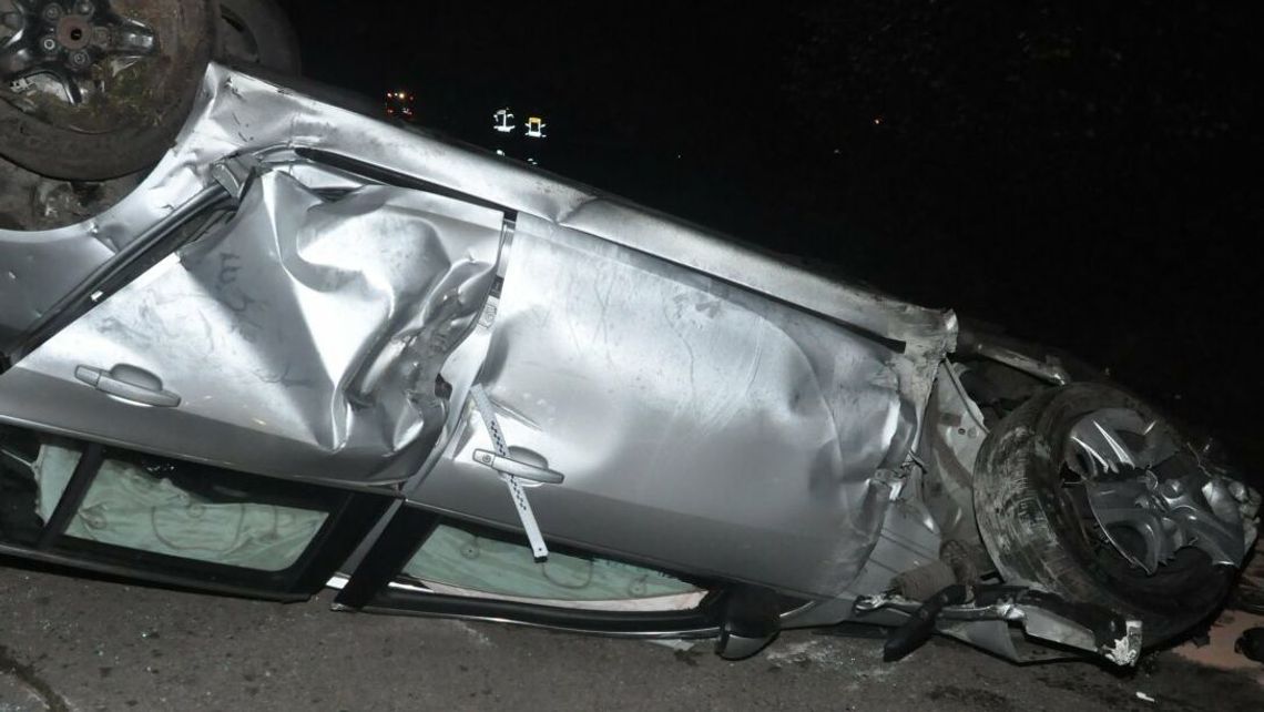 Opel staranował 30 metrów płotu i dachował Opel staranował 30 metrów płotu i dachował