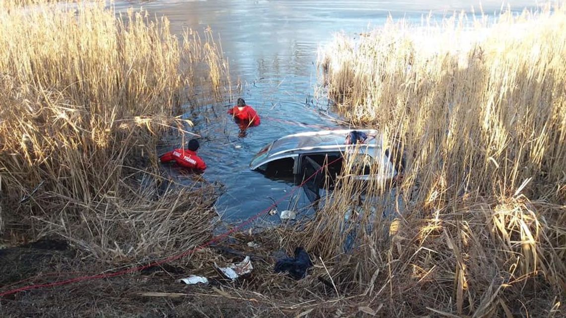 Opel wpadł do stawu w Żyrzynie [zdjęcia]