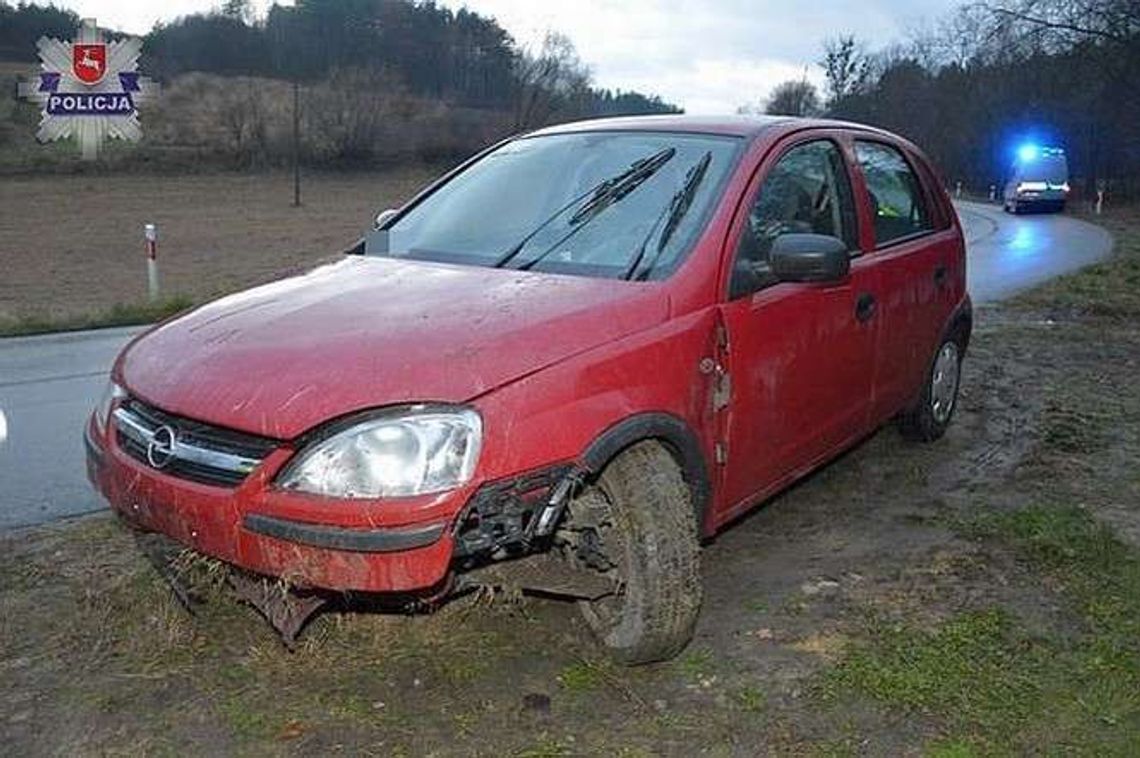 Opel wypadł z drogi na ostrym zakręcie. Ranny 80-letni kierowca