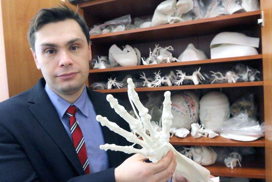 Operacja prawdziwa, pacjent na niby Operacja prawdziwa, pacjent na niby