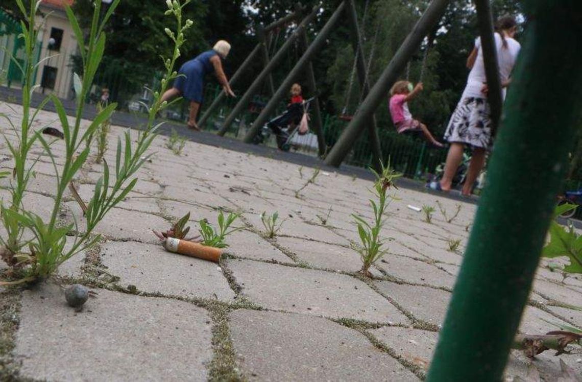 Opiekunki małych dzieci narzekają na bałagan na placu Lecha Kaczyńskiego