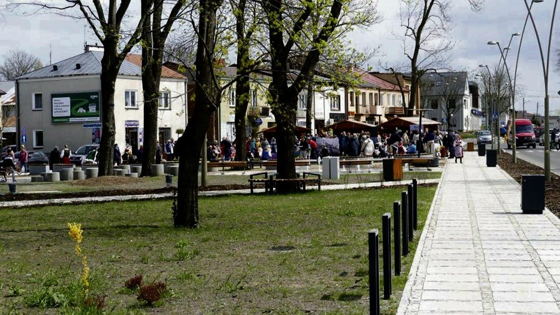 Opole Lubelskie. Chcą zrobić ze skweru papieski plac. Mieszkańcy są zaskoczeni Opole Lubelskie. Chcą zrobić ze skweru papieski plac. Mieszkańcy są zaskoczeni