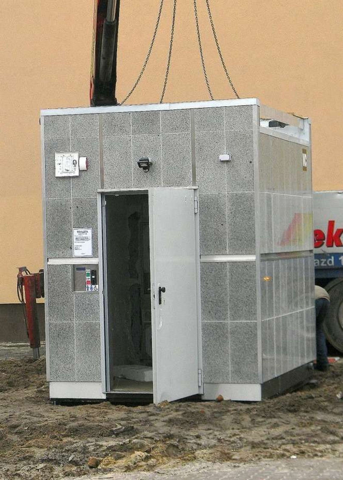 Opole Lubelskie: Montują toaletę publiczną