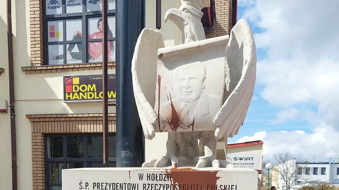 Opole Lubelskie. Pomnik w hołdzie Lechowi Kaczyńskiemu został w nocy zniszczony