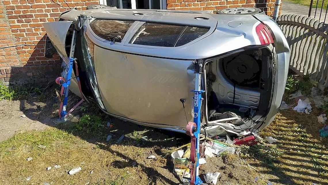 Opole Lubelskie. Skoda dachowała, przebiła betonowe ogrodzenie i uderzyła w dom