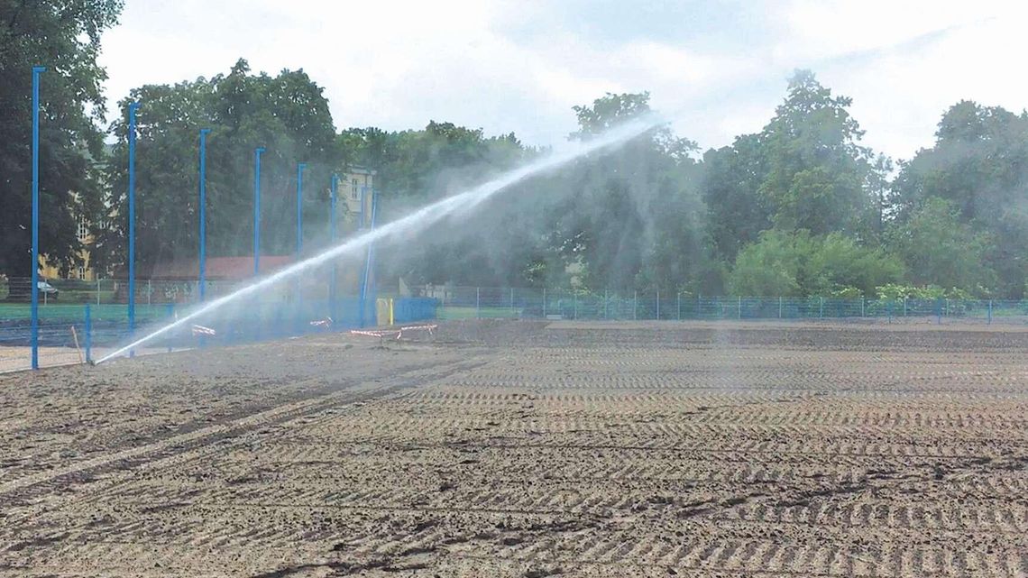Opole Lubelskie: Testowali system zraszania murawy na stadionie