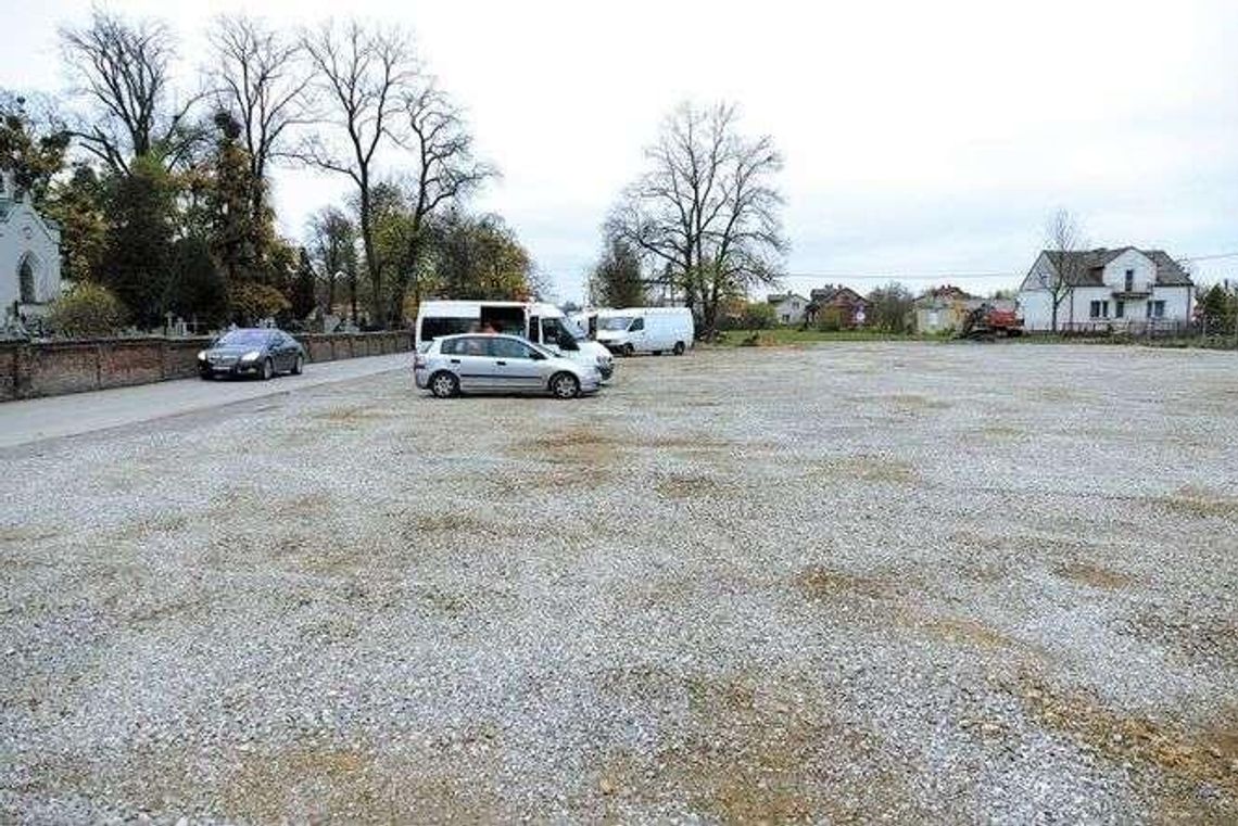 Opole Lubelskie: Wygrali z błotem przy cmentarzu