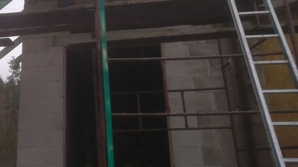 Opole Lubelskie: Wypadek na budowie. Mężczyzna poślizgnął się na rusztowaniu