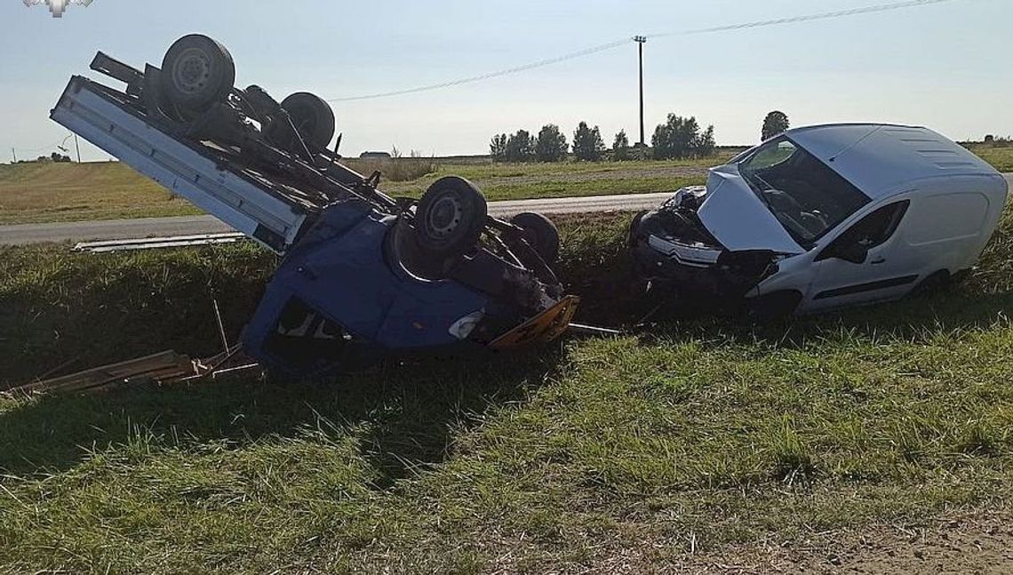 Opole Lubelskie. Wypadek podczas wyprzedzania. Dostawczak dachował w rowie