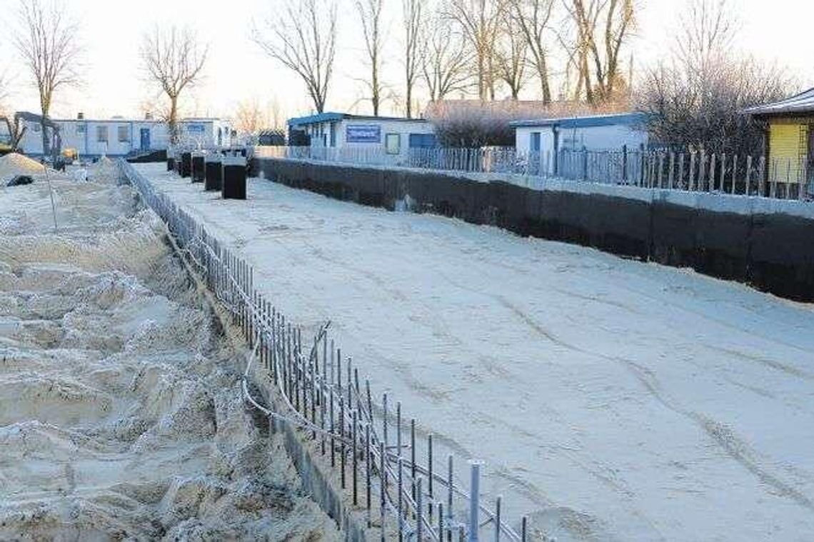 Opole Lubelskie: Zima trzyma, stadion rośnie