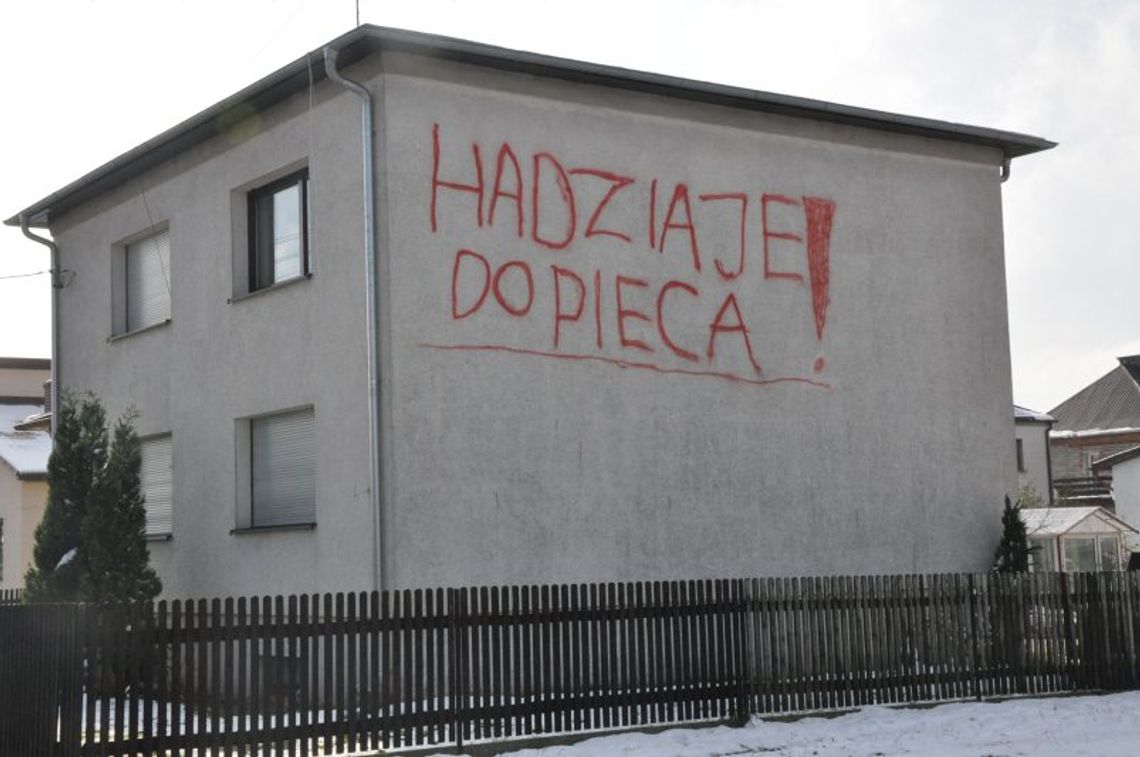 Opolskie: Mieszkaniec Zębowic wymalował na swoim domu wulgarny napis