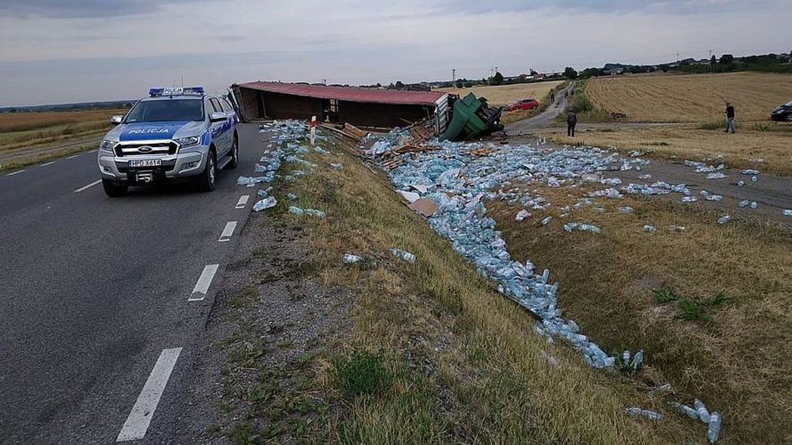 Opona wystrzeliła w ciężarówce. Z naczepy wysypały się butelki z wodą mineralną