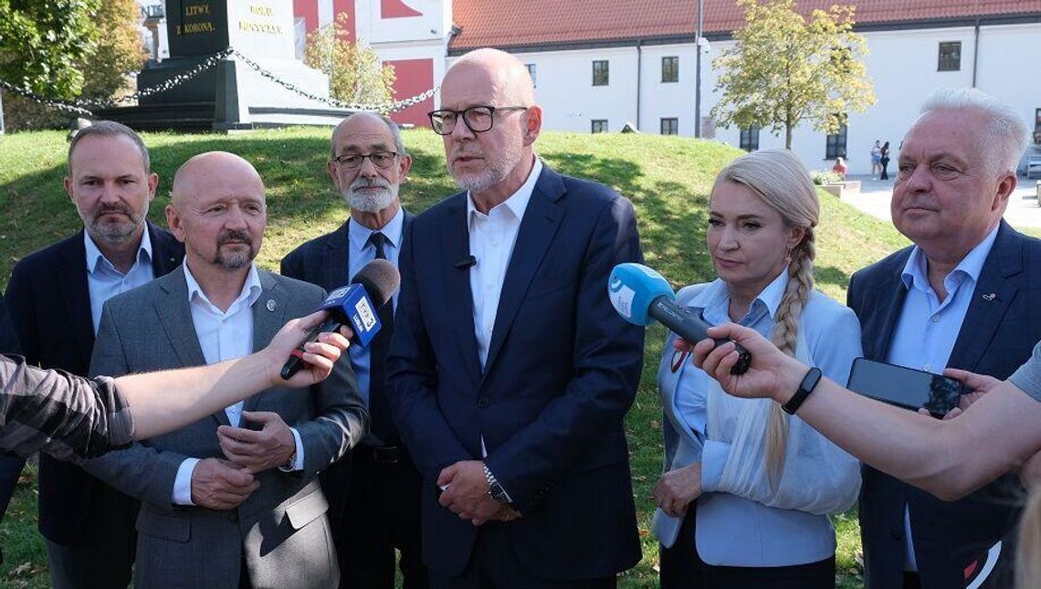 Opozycja murem za Jackiem Trelą, kandydatem paktu senackiego 