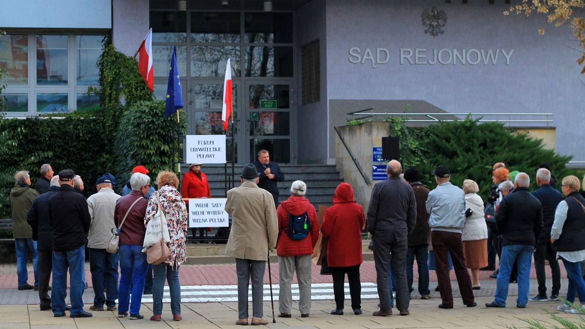 Opozycja protestowała przed sądem w Puławach. "Ziobro musi odejść"