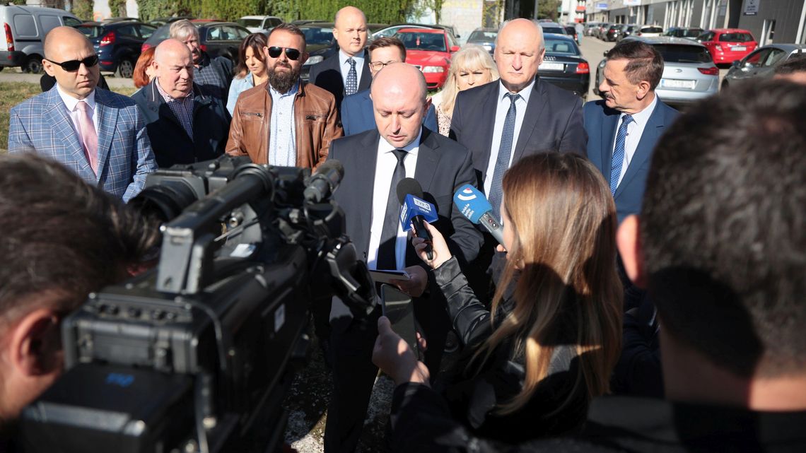 Opozycja: To kolesiostwo! Ratusz: Kupić może każdy