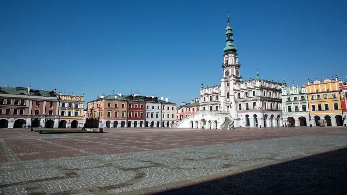 Opustoszały Rynek Wielki i ulice Zamościa. Mieszkańcy zostali w domach