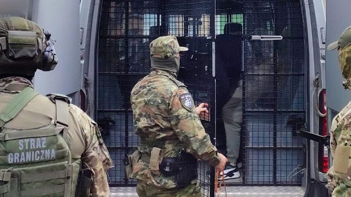 Organizowali przerzut imigrantów przez polsko-białoruską granicę. 11 cudzoziemców z zarzutami Organizowali przerzut imigrantów przez polsko-białoruską granicę. 11 cudzoziemców z zarzutami