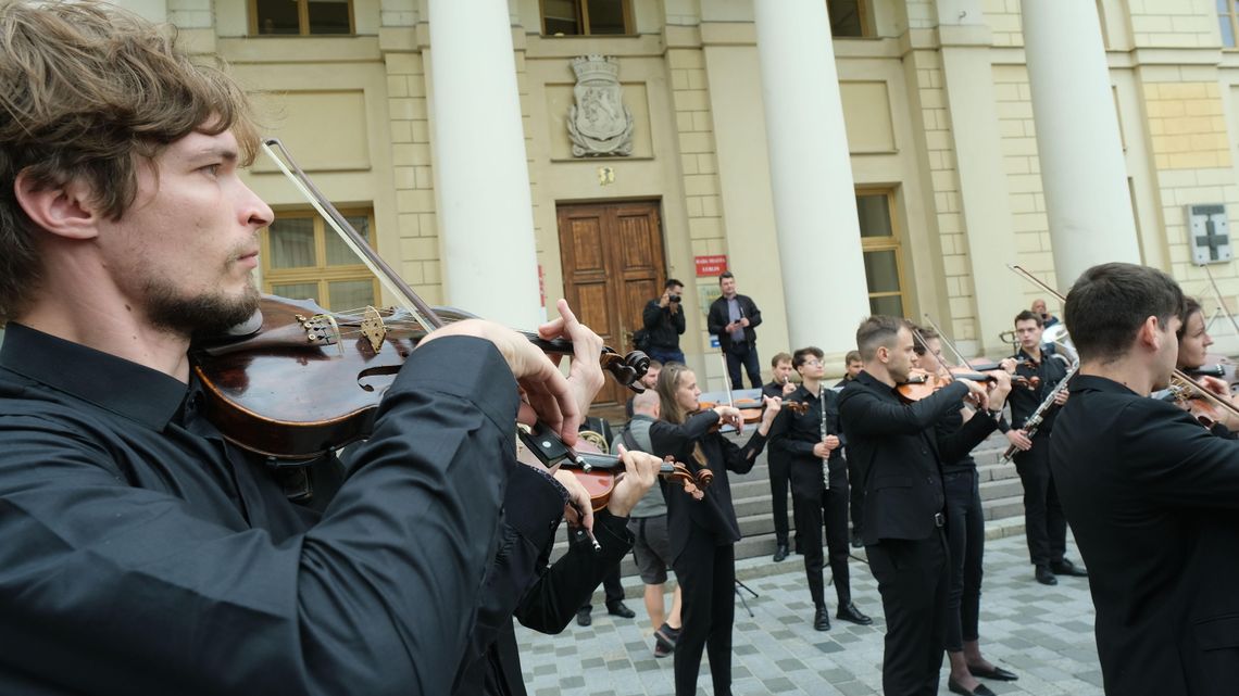 Orkiestra z Ukrainy zagrała przed lubelskim ratuszem. Koncertu wysłuchały dzieci uchodźców