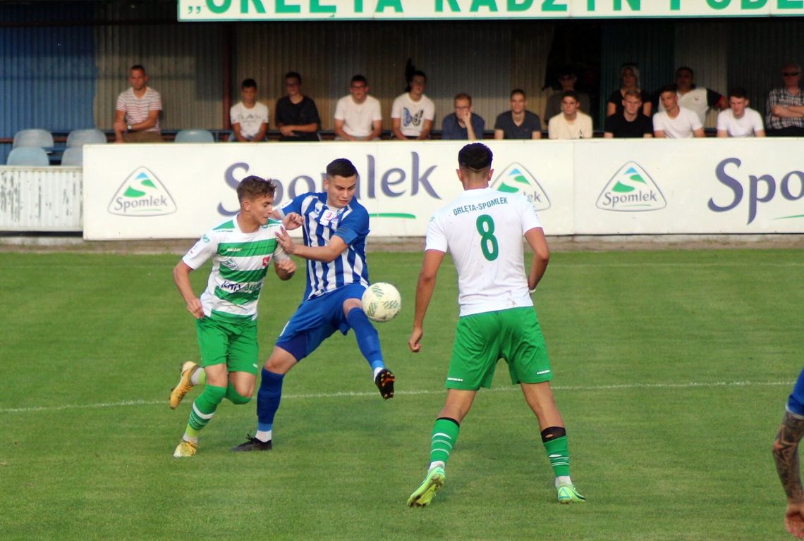 Orlęta Spomlek – Tomasovia 1:0. Rzut wolny za trzy punkty