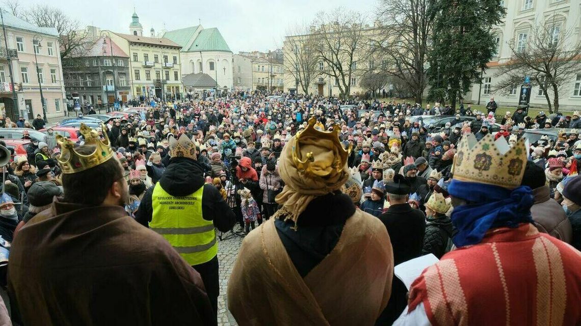 Orszak Trzech Króli przeszedł ulicami Lublina. Przed archikatedrą zebrały się tłumy [zdjęcia]