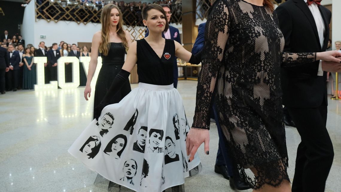 Oryginalny strój studniówkowy nauczycielki z Lublina. Zdjęcia uczniów na spódnicy Oryginalny strój studniówkowy nauczycielki z Lublina. Zdjęcia uczniów na spódnicy