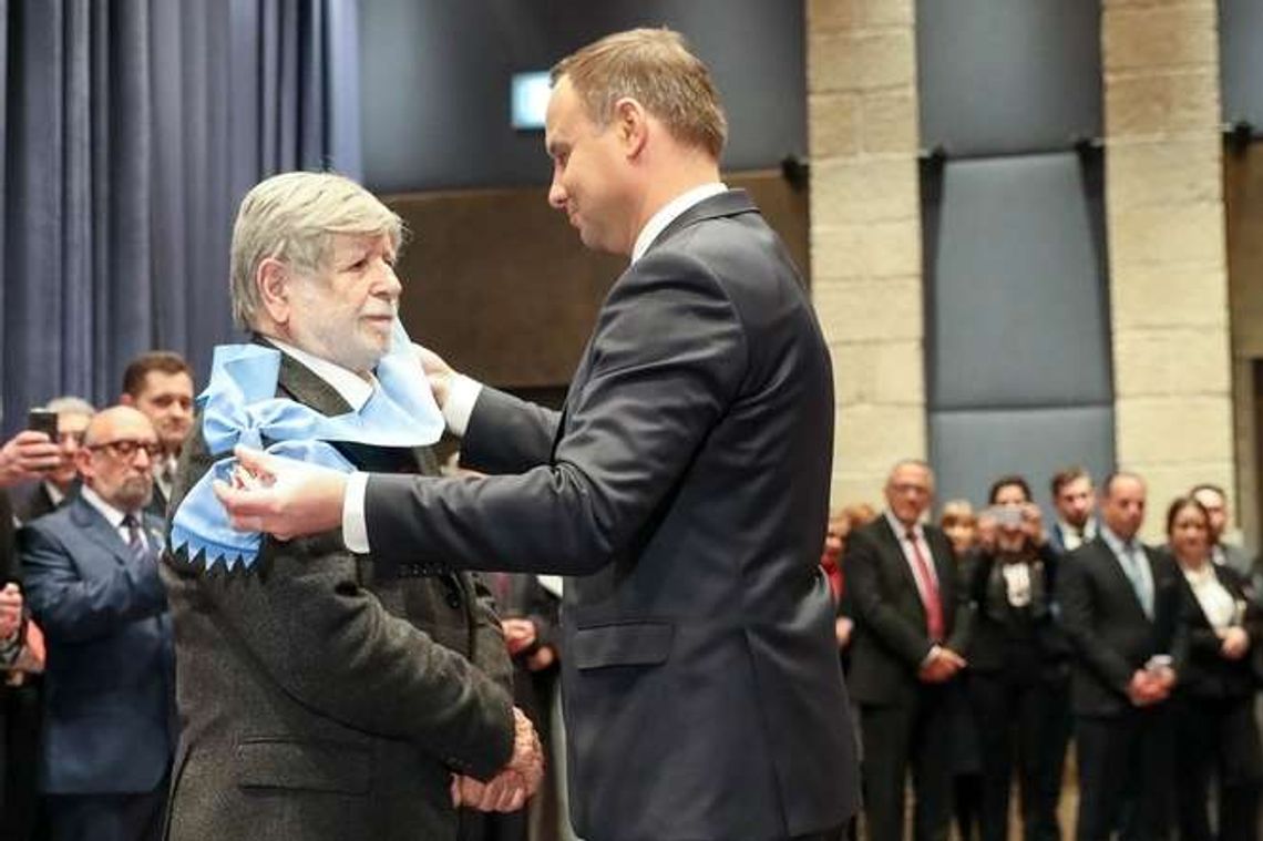 Orzeł Biały w Cytadeli Dawida. Andrzej Duda odznaczył Szewacha Weissa