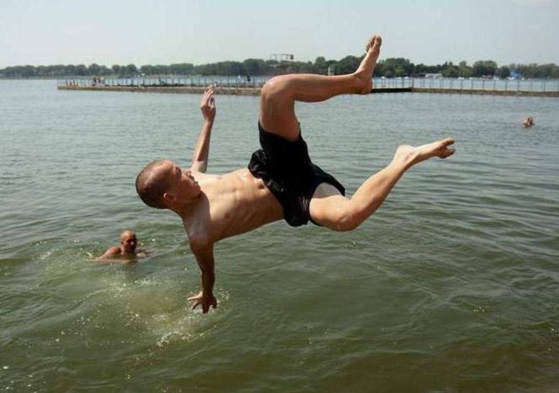 Orzeźwiejąca kąpiel w Zalewie Zemborzyckim (zdjęcia)