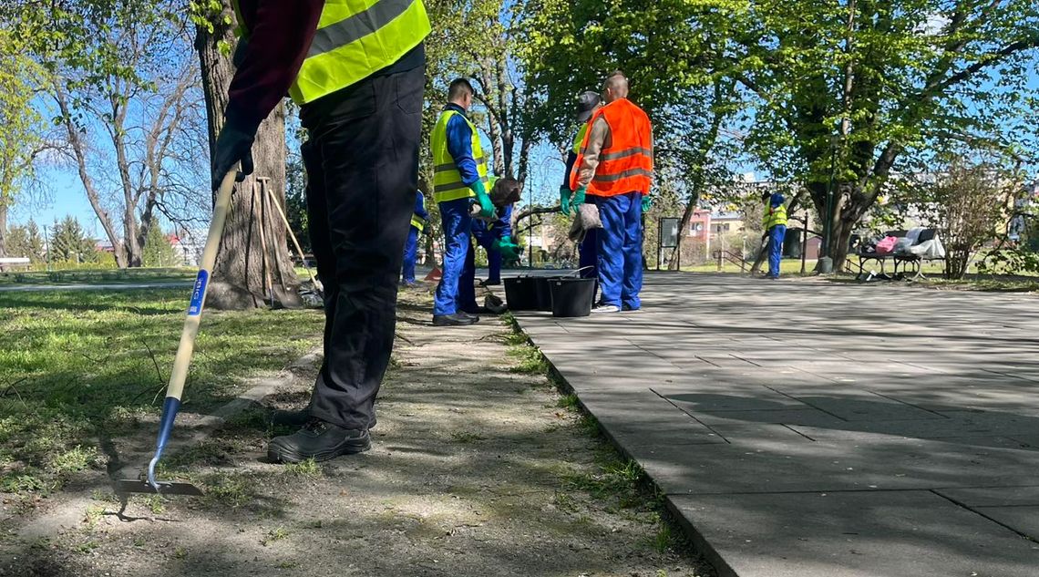 Osadzeni biorą miotły w dłonie i sprzątają. Na początek Park Miejski