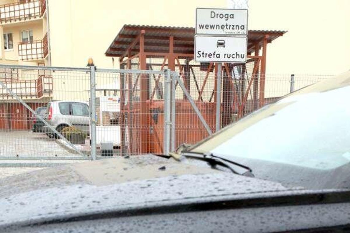 Osiedle AZS: Parkują na chodnikach, zastawiają bramy