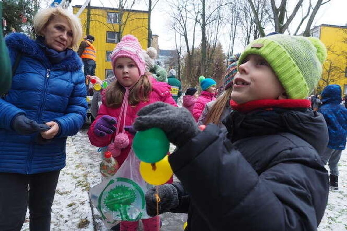 Osiedlowa wigilia wokół fontanny pod świerkiem (zdjęcia)