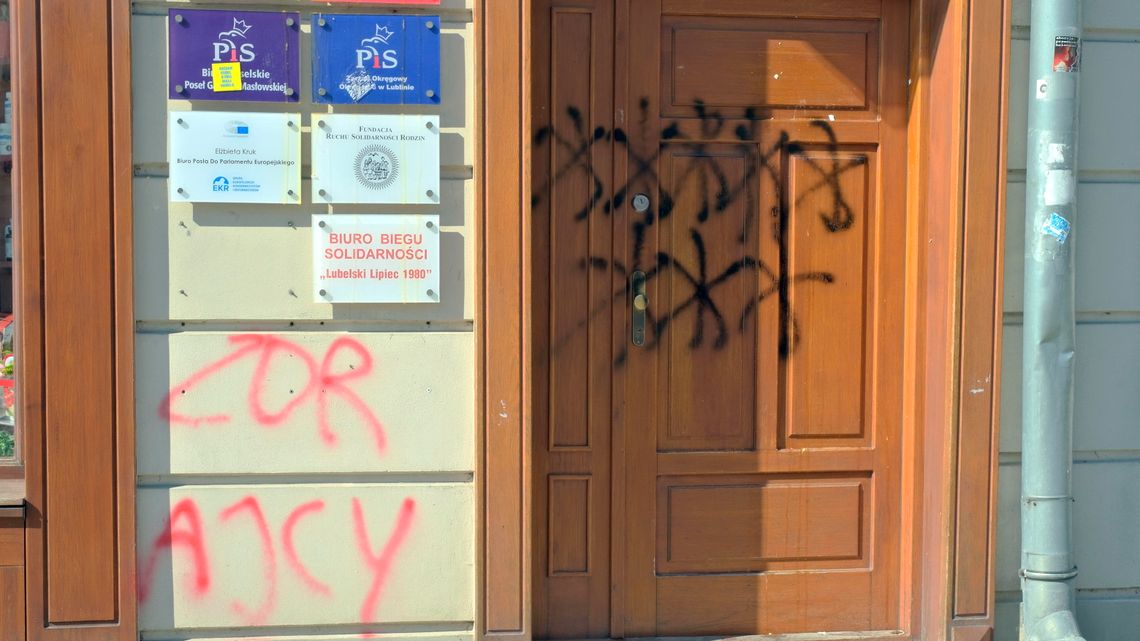 Osiem gwiazdek przy wejściu do biur PiS. Wandal zatrzymany, grozi mu 8 lat za kratkami