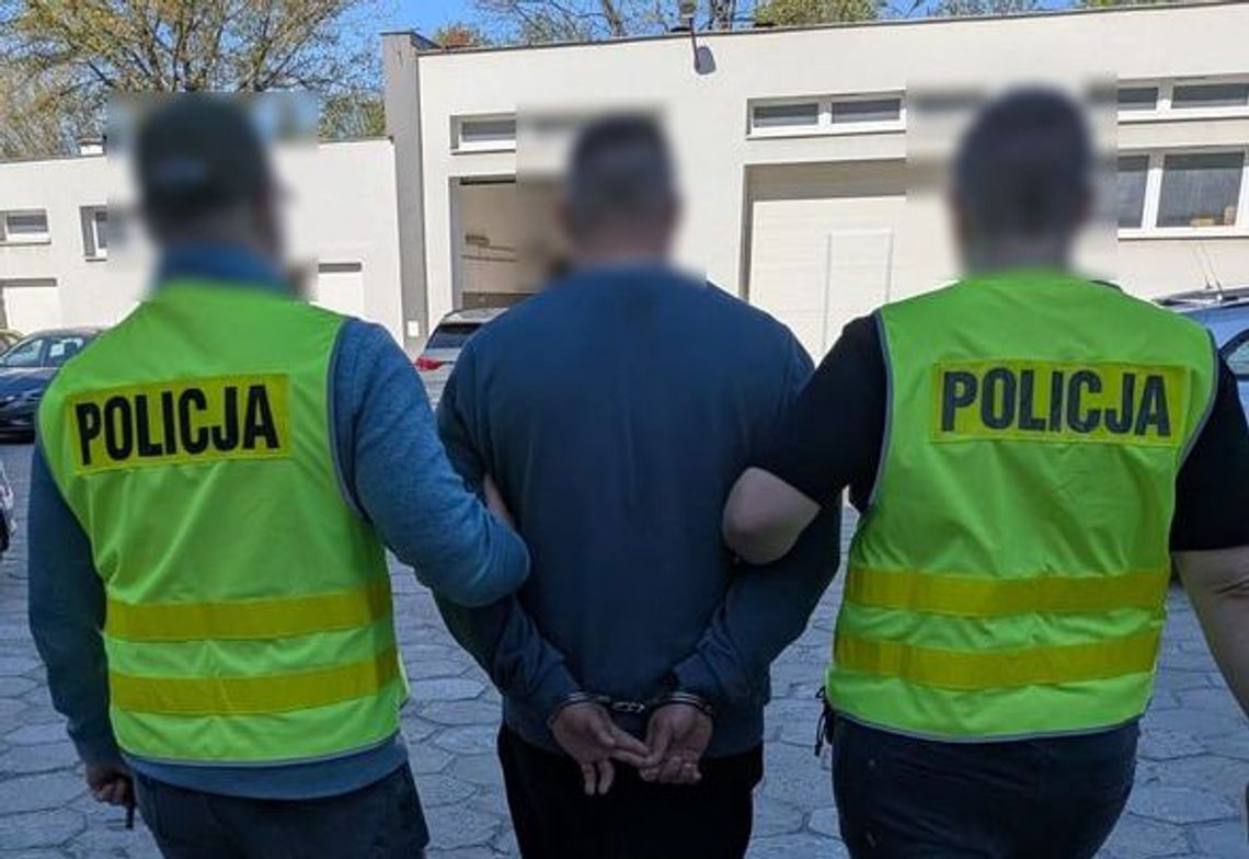 Osiem listów gończych i czerwona nota Interpolu