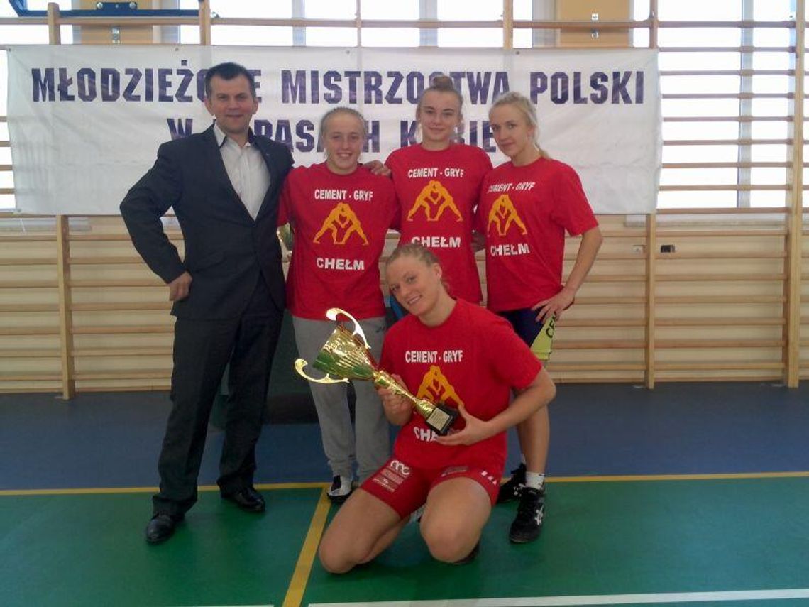 Osiem medali zawodniczek z regionu podczas młodzieżowych mistrzostw Polski w zapasach