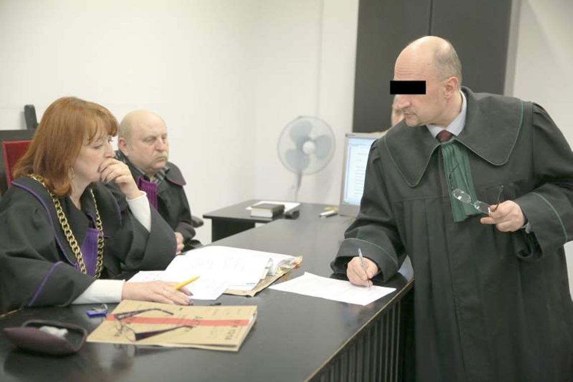 Oskarżony adwokat znowu nie dotarł do sądu. Wezwanie doręczą mu policjanci