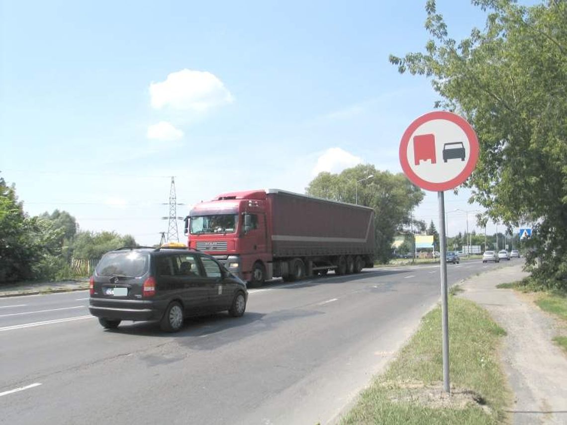 Osobowe na lewo, ciężarowe na prawo. W Chełmie tiry pojadą tylko pasem z wybojami