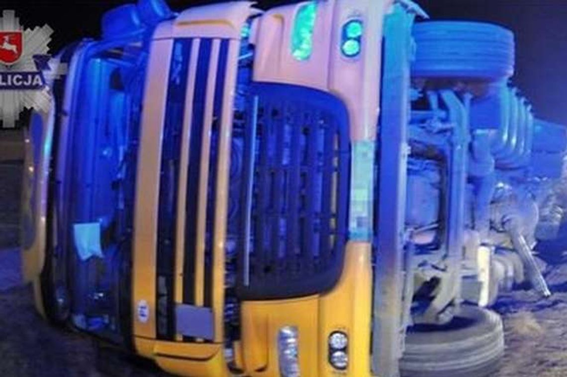 Osobówka uderzyła w ciężarówkę. TIR w rowie Osobówka uderzyła w ciężarówkę. TIR w rowie