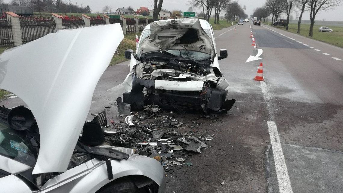 Osobówka wyprzedzała ciężarówkę. Zderzyła się czołowo z jadącym z naprzeciwka samochodem