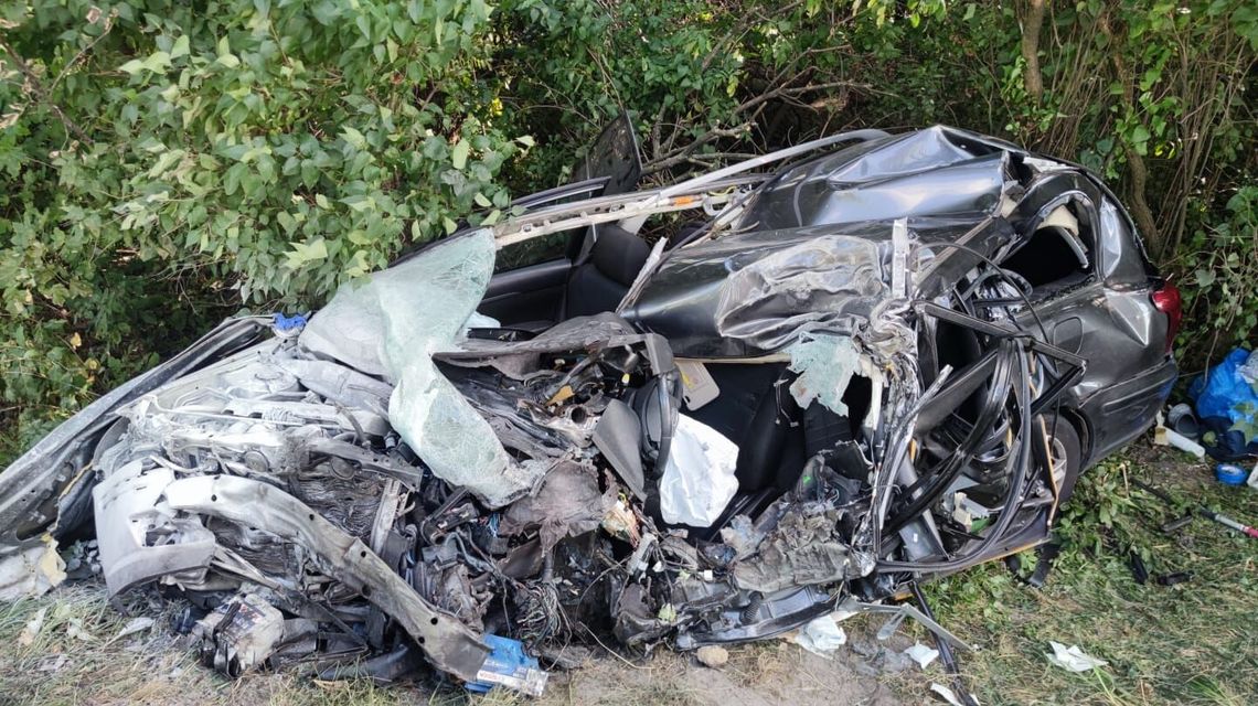 Osobówka zderzyła się z tirem. Jedna osoba nie żyje Osobówka zderzyła się z tirem. Jedna osoba nie żyje