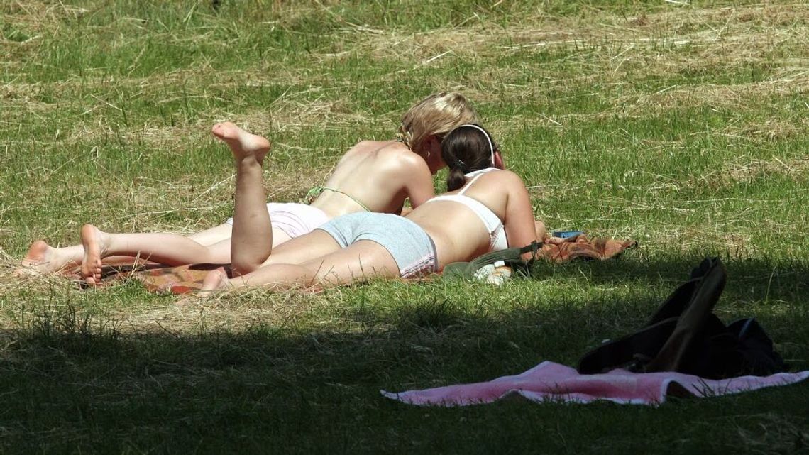 Osoby po COVID-19 i zaszczepione powinny ostrożnie korzystać ze słońca