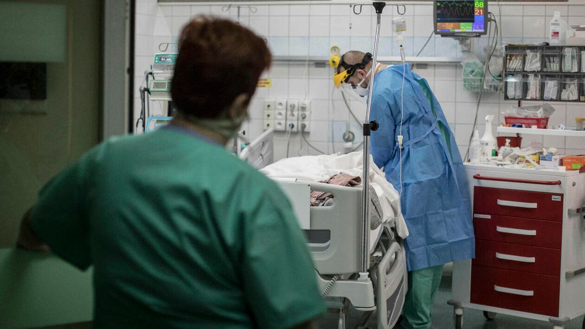 Osoby wierzące, że pandemia koronawirusa jest spiskiem, dotkliwiej odczuwają jej skutki