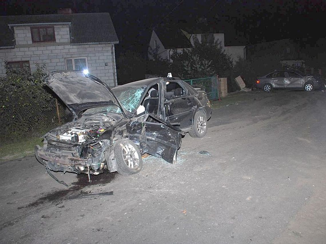 Osowno: staranował zaparkowany samochód. Trzy osoby ranne